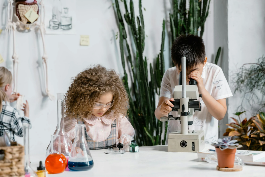 Photo-reportage sur des enfants dans un atelier scientifique